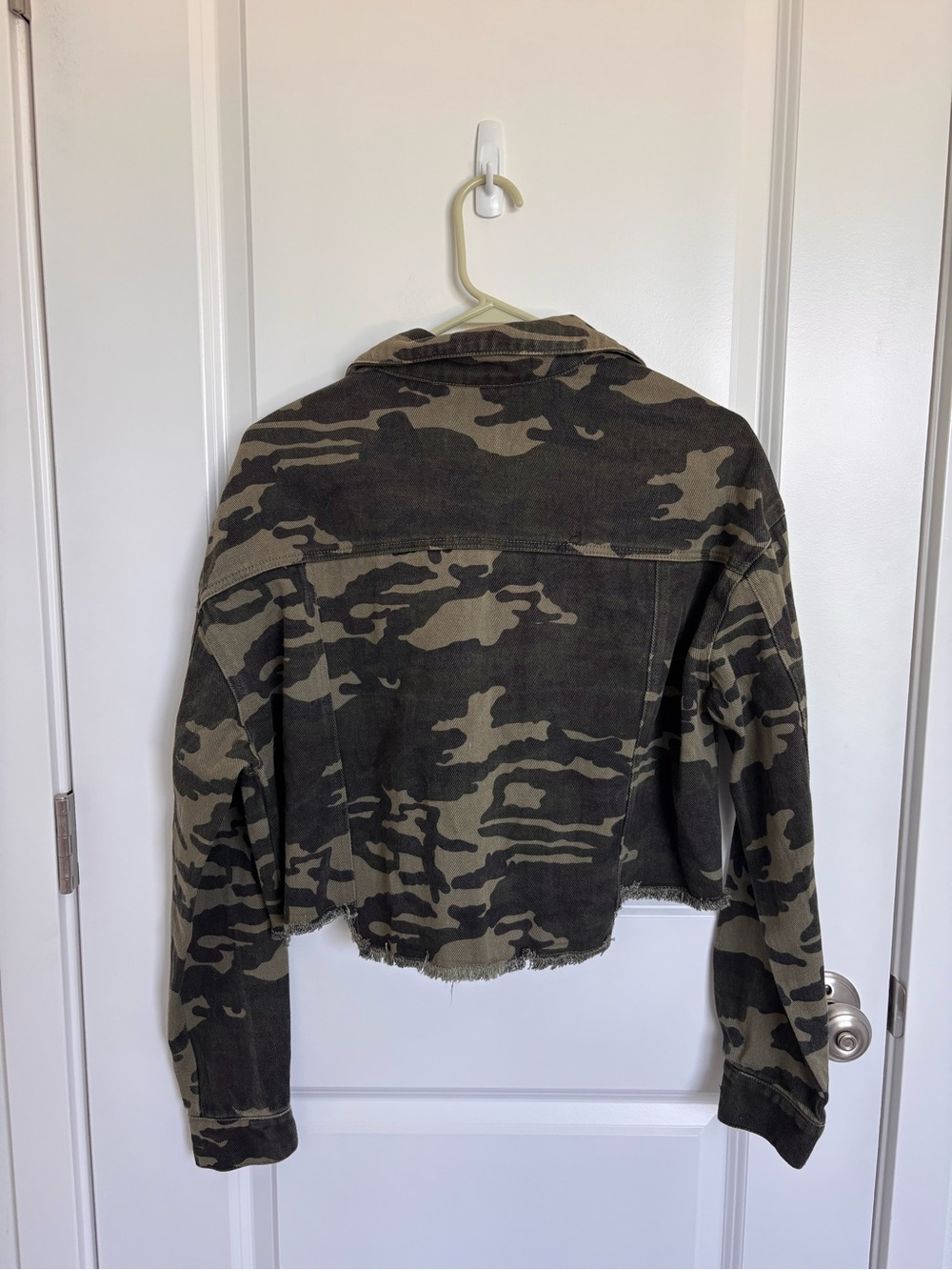 Le Lis Cropped Camo Jacket Olive Green - Picture 3 of 3